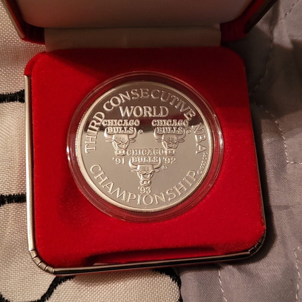 Mint RARE Third Consecutive Championship Chicago Bulls Commemorative Coin .999